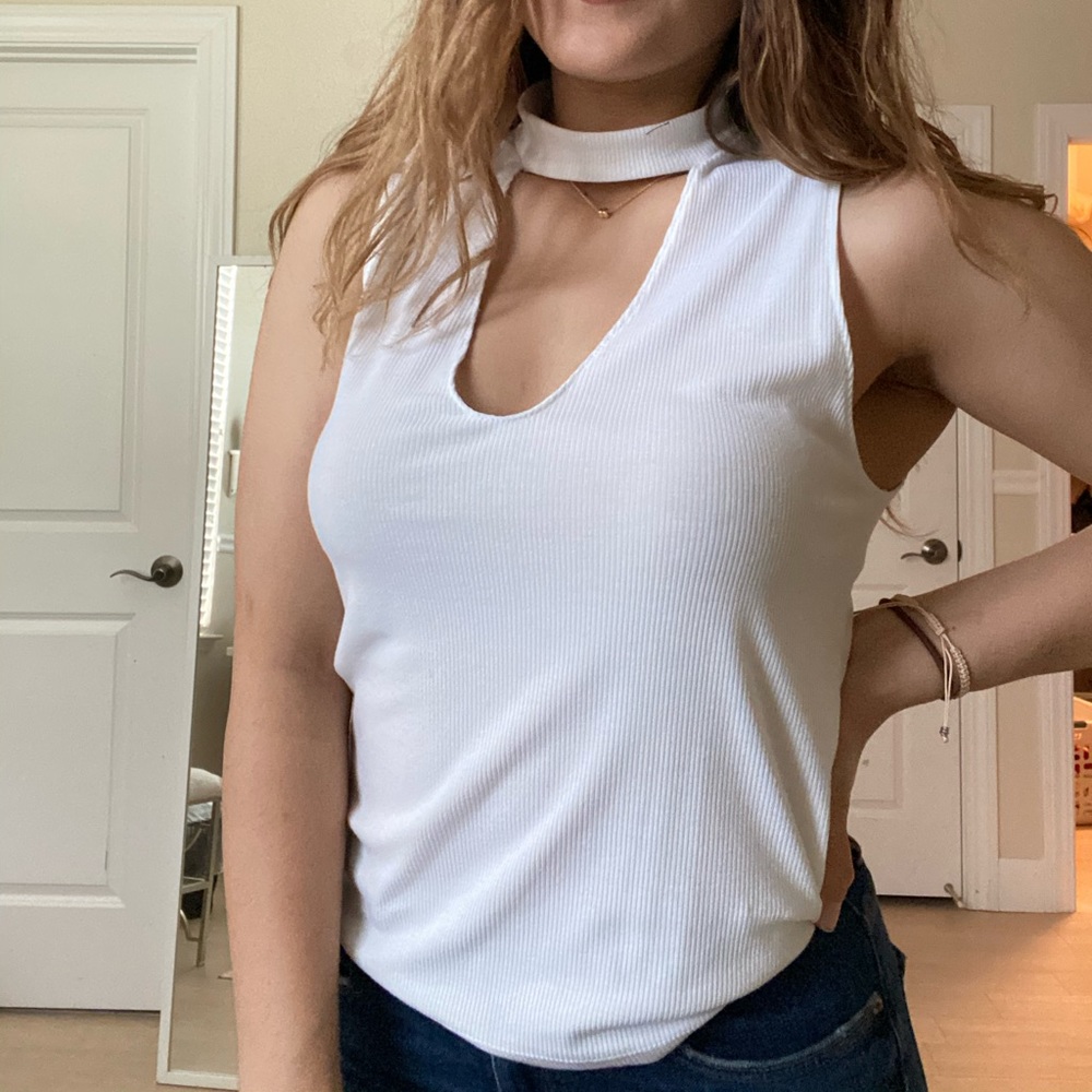 NEW LOW V-NECK CHOKER WHITE TOP